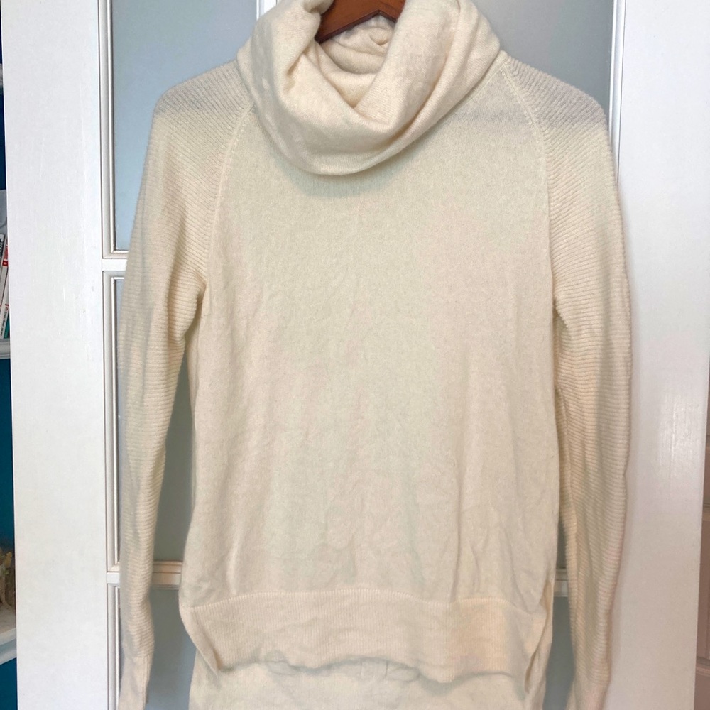Athleta 100% cashmere turtleneck